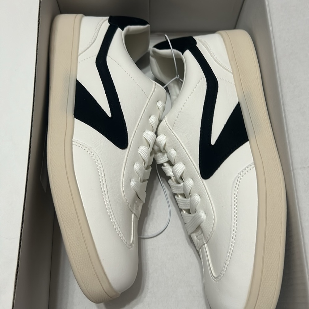 NWT Dolce Vita Women’s Sneakers white/black size 9